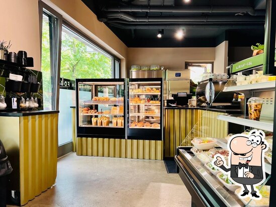Blick in den Innenraum des Café Arnulfpark mit Theke und Gebäckvitrine